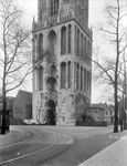 835513 Afbeelding van het onderste vierkant van de Domtoren (Domplein) te Utrecht, tijdens de restauratie.